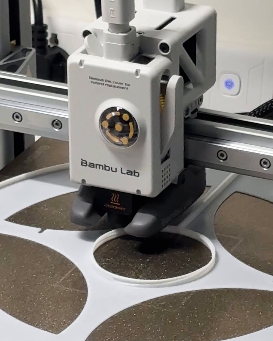 The print head working over a test plate on the print bed